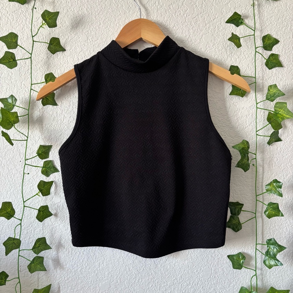 Bozzolo Women's/Juniors Black Textured Mock Neck Sleeveless Crop Top Size M